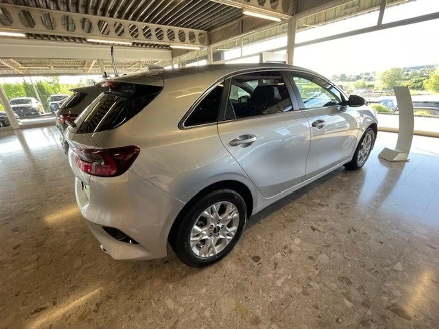 Kia Ceed / cee'd 1,5 TGDI Silber Silber - 2