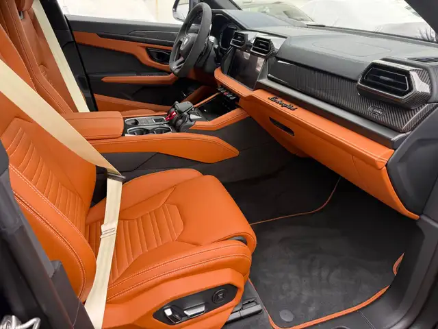 Lamborghini Urus view 4