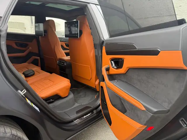 Lamborghini Urus view 11