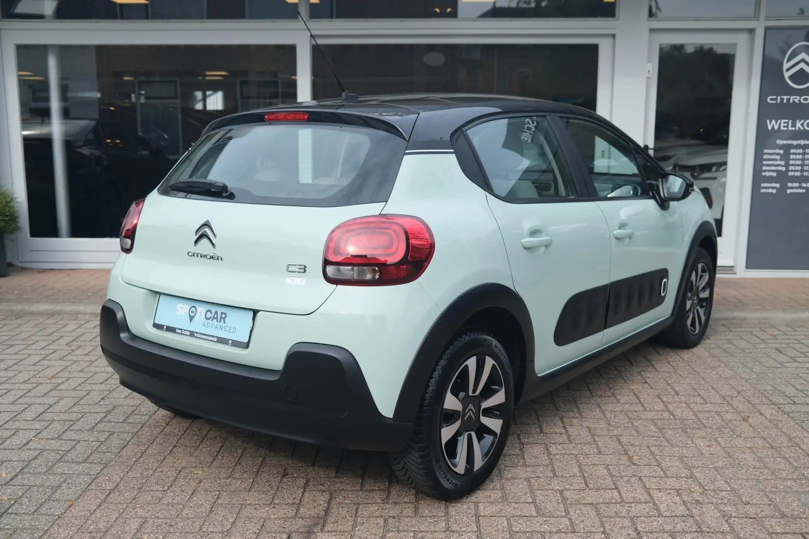 Citroen C3 PT 82 Feel Panoramdak | Navi | 16" | Climate Contr Groen - 2