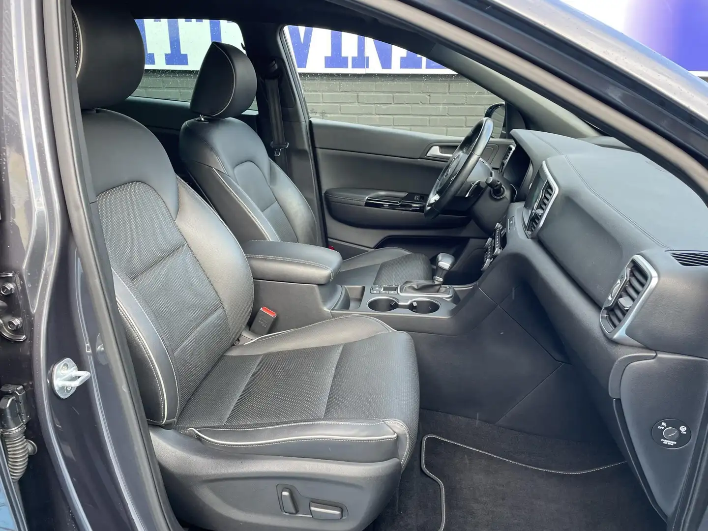 Kia Sportage 1.6 T-GDI 4WD CRUISE PANO LEER TREKH P-CAM Grijs - 2
