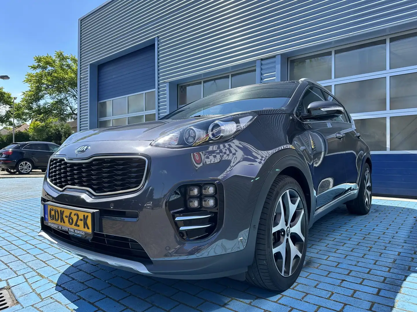 Kia Sportage 1.6 T-GDI 4WD CRUISE PANO LEER TREKH P-CAM Grijs - 1