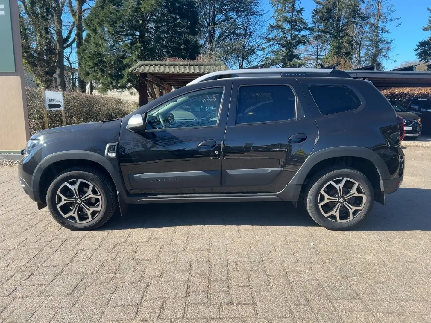 Dacia Duster TCe 130 Prestige *Navi,AHK,GJR* Schwarz - 2