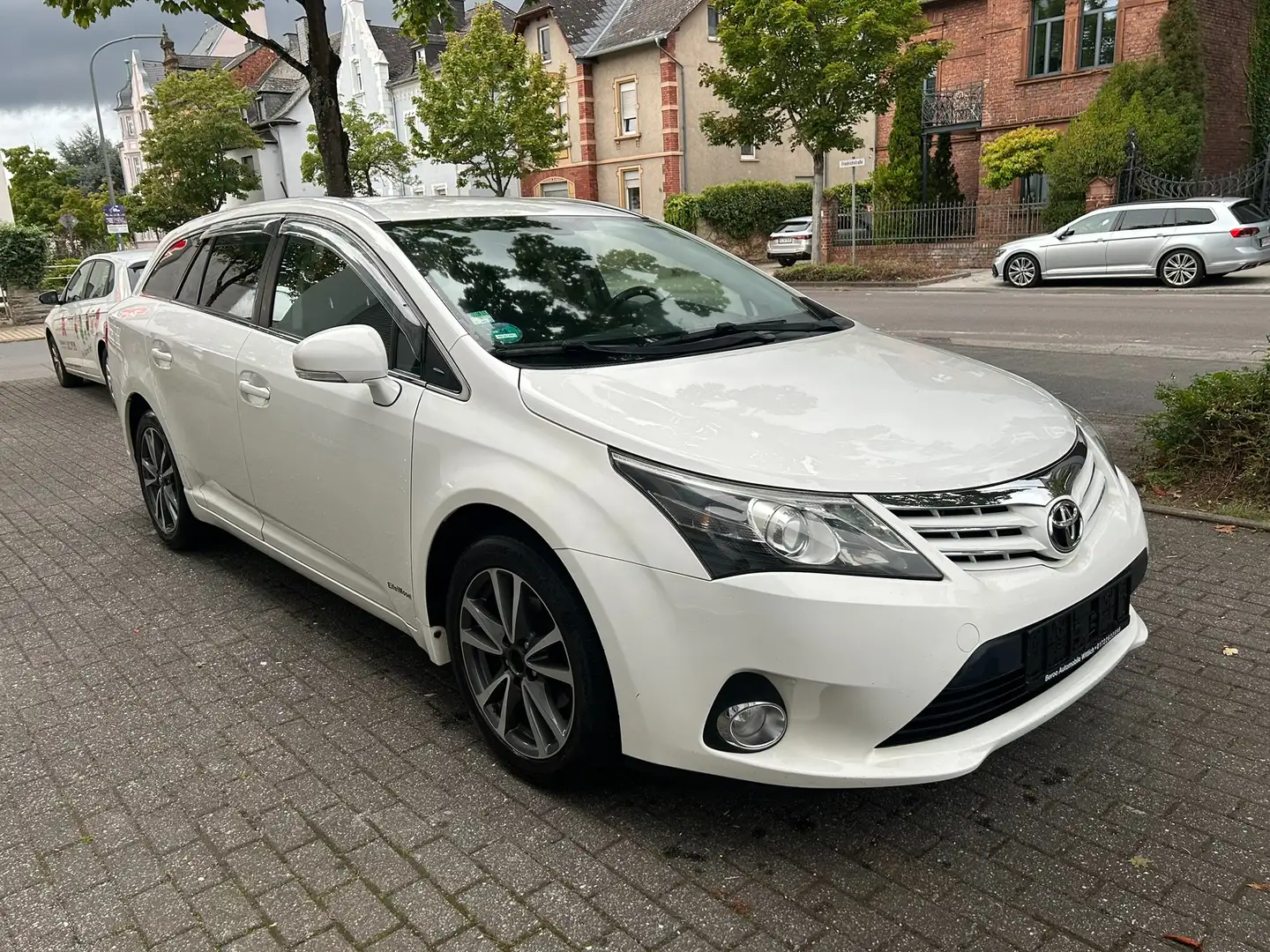 Toyota Avensis Edition 2.0 - 2. Hand - EURO 5 - Tüv-Asu NEU Weiß - 1