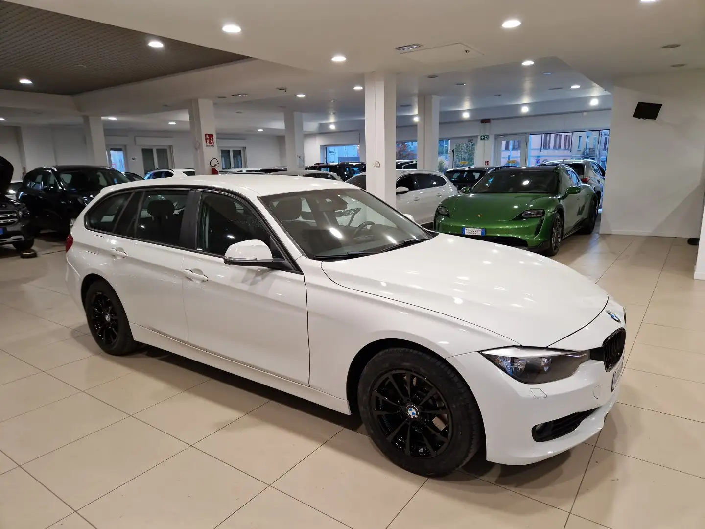 BMW 320 d Touring 184cv auto Navi Cerchi in Lega Fendi Bianco - 2