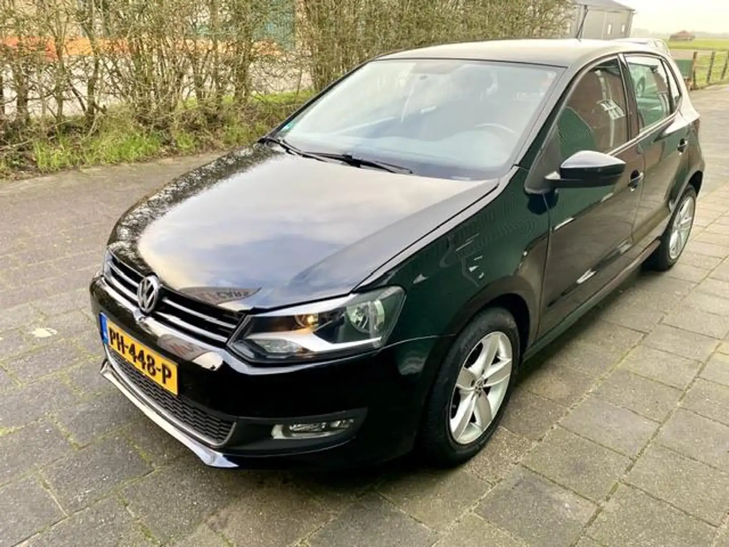 Volkswagen Polo 1.2 TSI Highline | Airco | APK | Nette Auto Zwart - 2