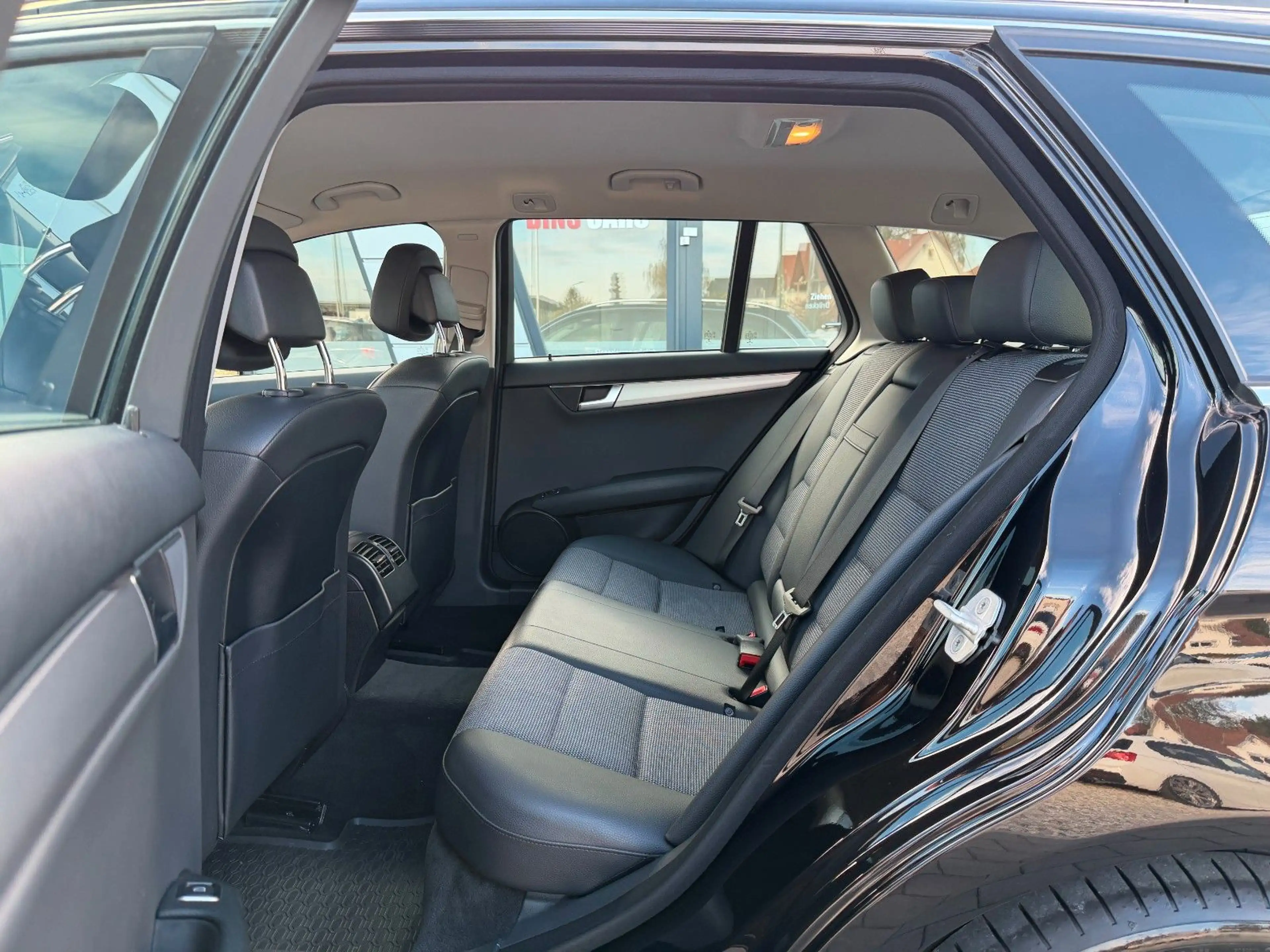 Mercedes-Benz C 180 CGI BlueEfficiency*Navi*AHK*2Hand*gepflegt — photo 14