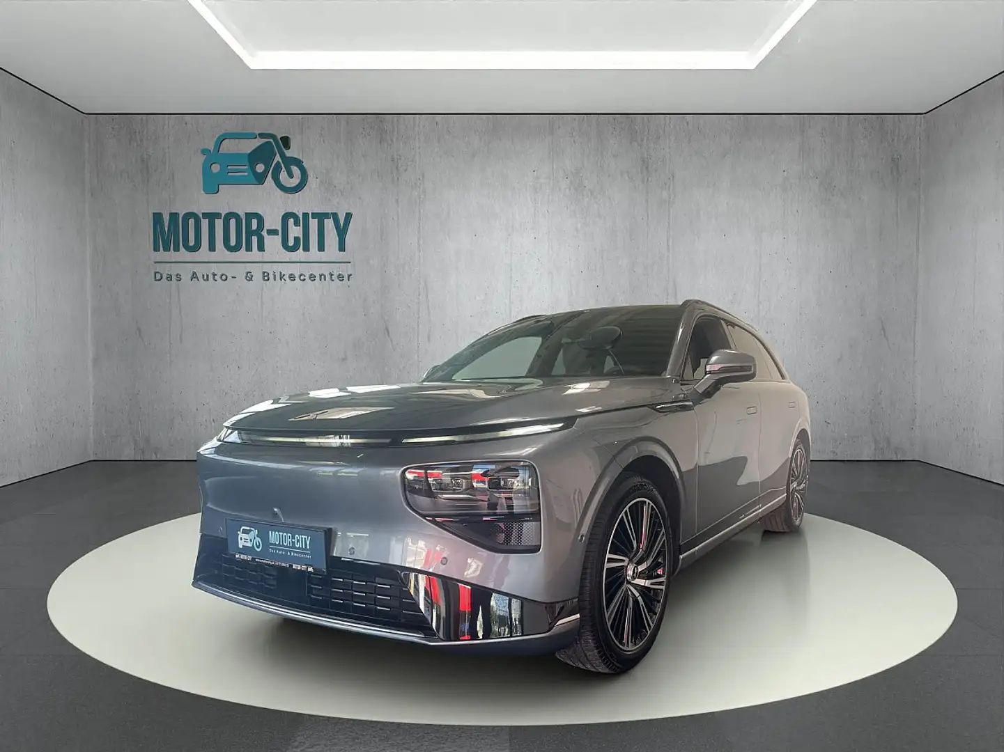 Xpeng G9 AWD Performance Grau - 1