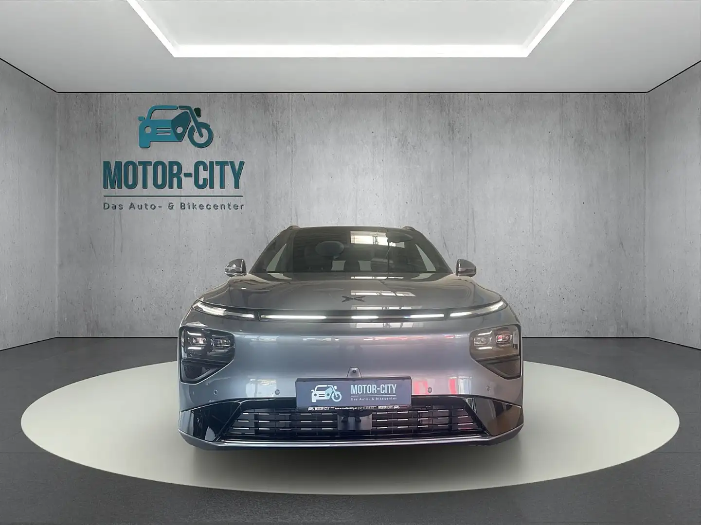 Xpeng G9 AWD Performance Grau - 2