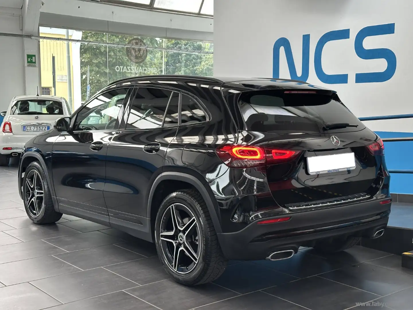 Mercedes-Benz GLA 180 GLA 200 Automatic Premium Noir - 2