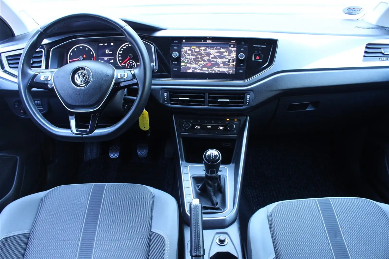Volkswagen Polo 1.0 TSI Highline NAV BT PDC STOELVW CLIMA '18 Zwart - 2