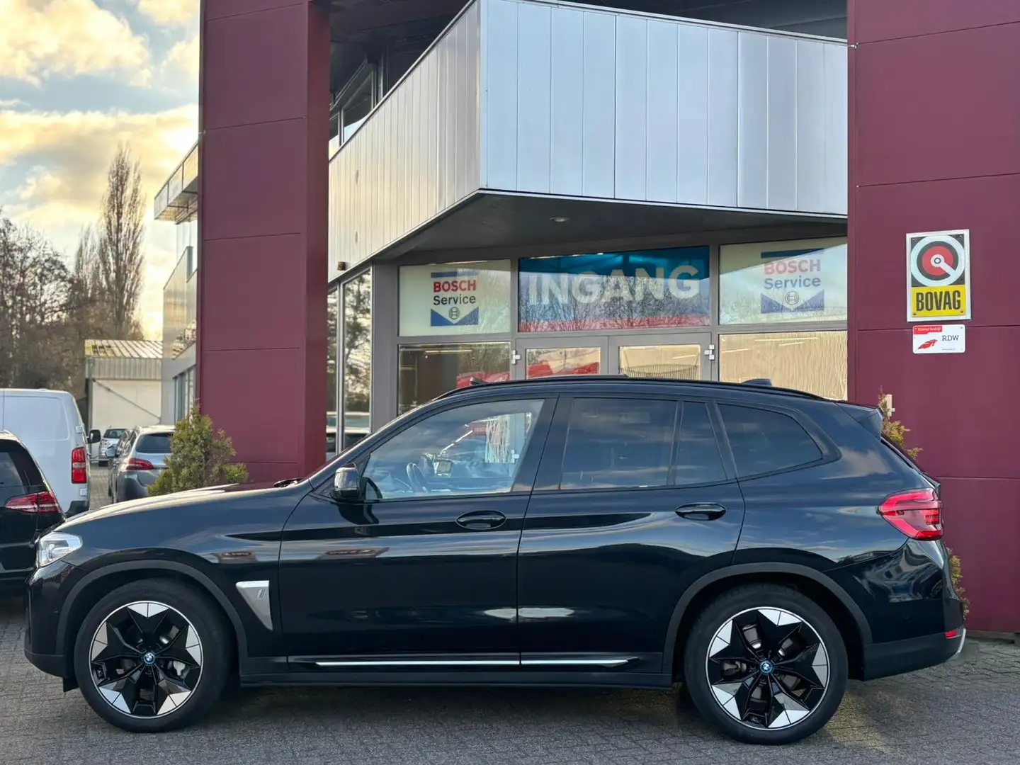BMW iX3 Executive 80 kWh | Leder | Pano | AppleCarplay | C Noir - 2