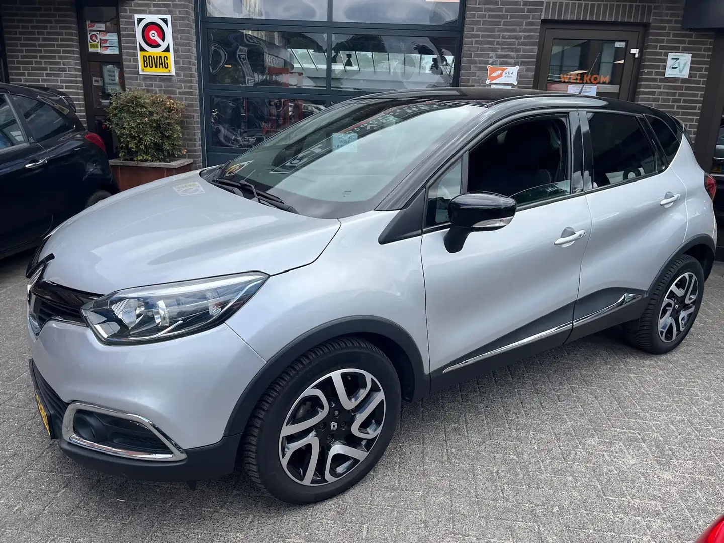 Renault Captur 1.2 TCE PDC Navigatie Grijs - 1