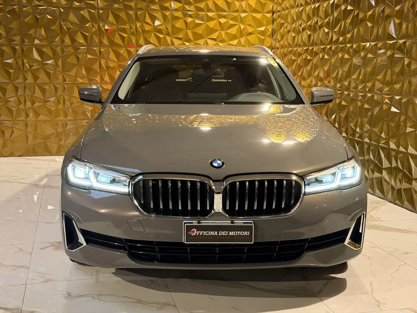 BMW 520 Serie 5 520D xDrive Touring mhev 48V Luxury auto Grijs - 2