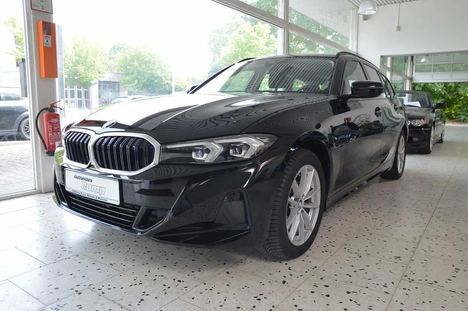 BMW 318 i Touring Aut. Widescr.Displ. Schwarz - 1