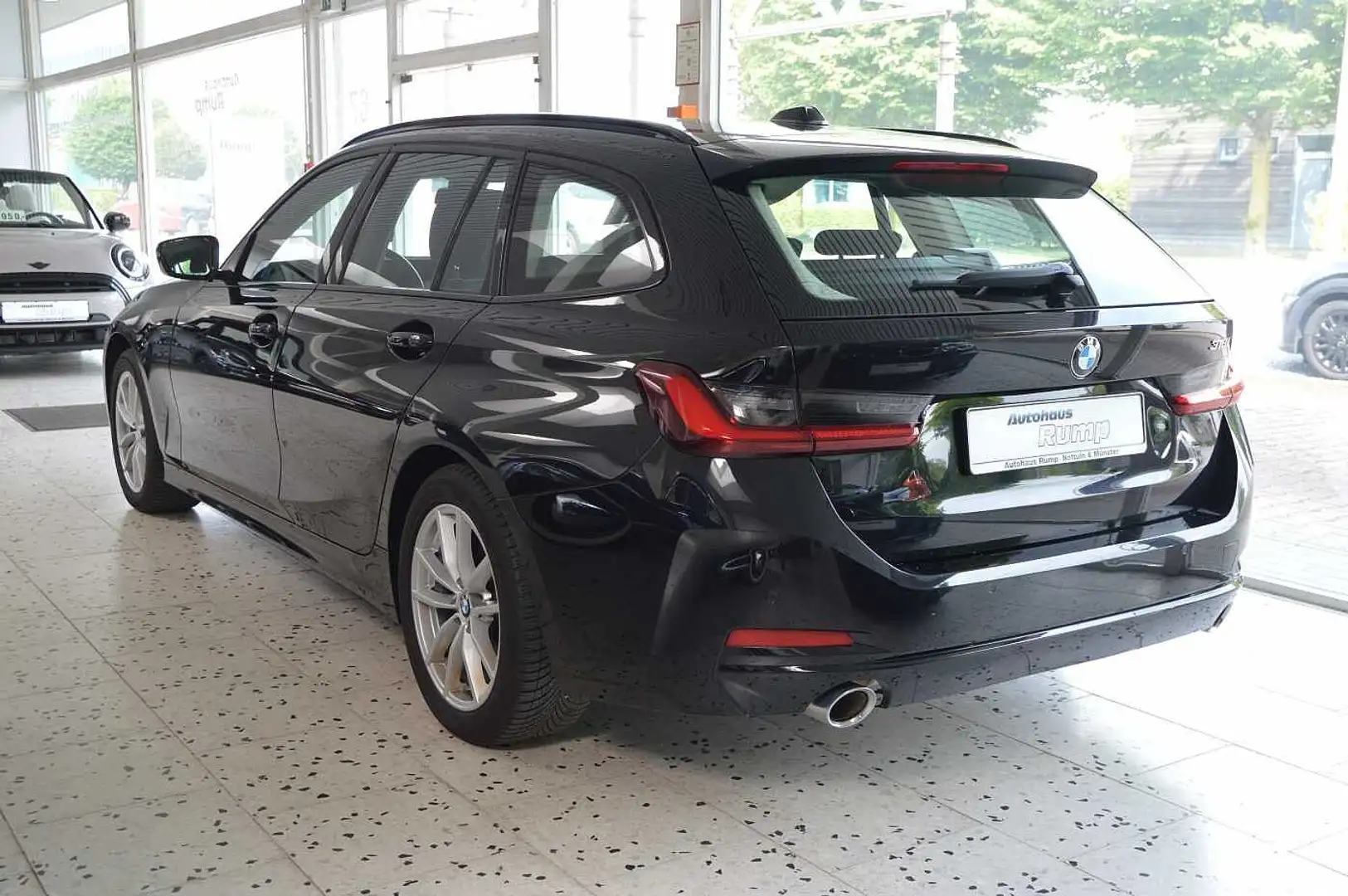 BMW 318 i Touring Aut. Widescr.Displ. Schwarz - 2