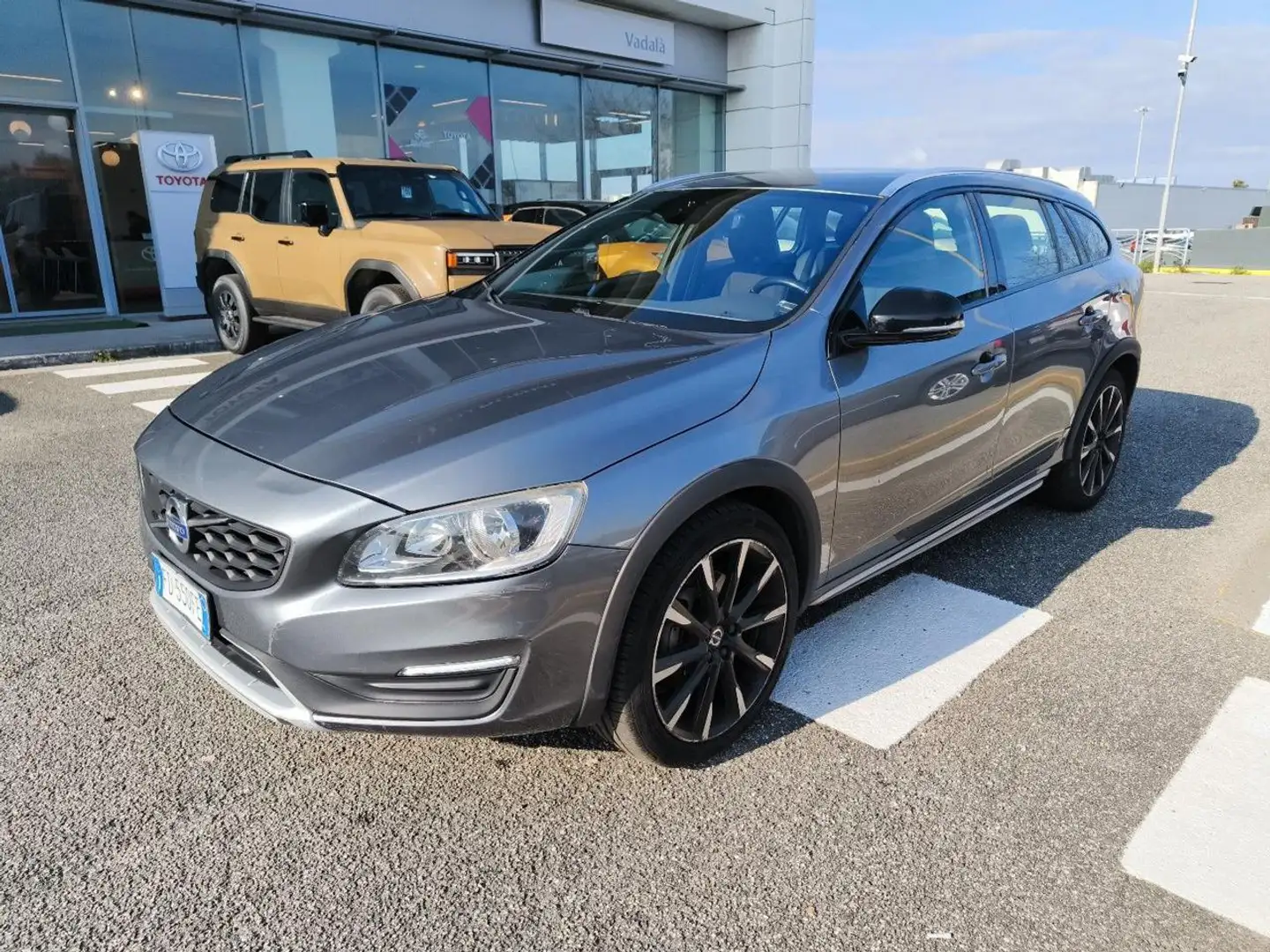Volvo V60 Cross Country D3 Geartronic Momentum Grigio - 1