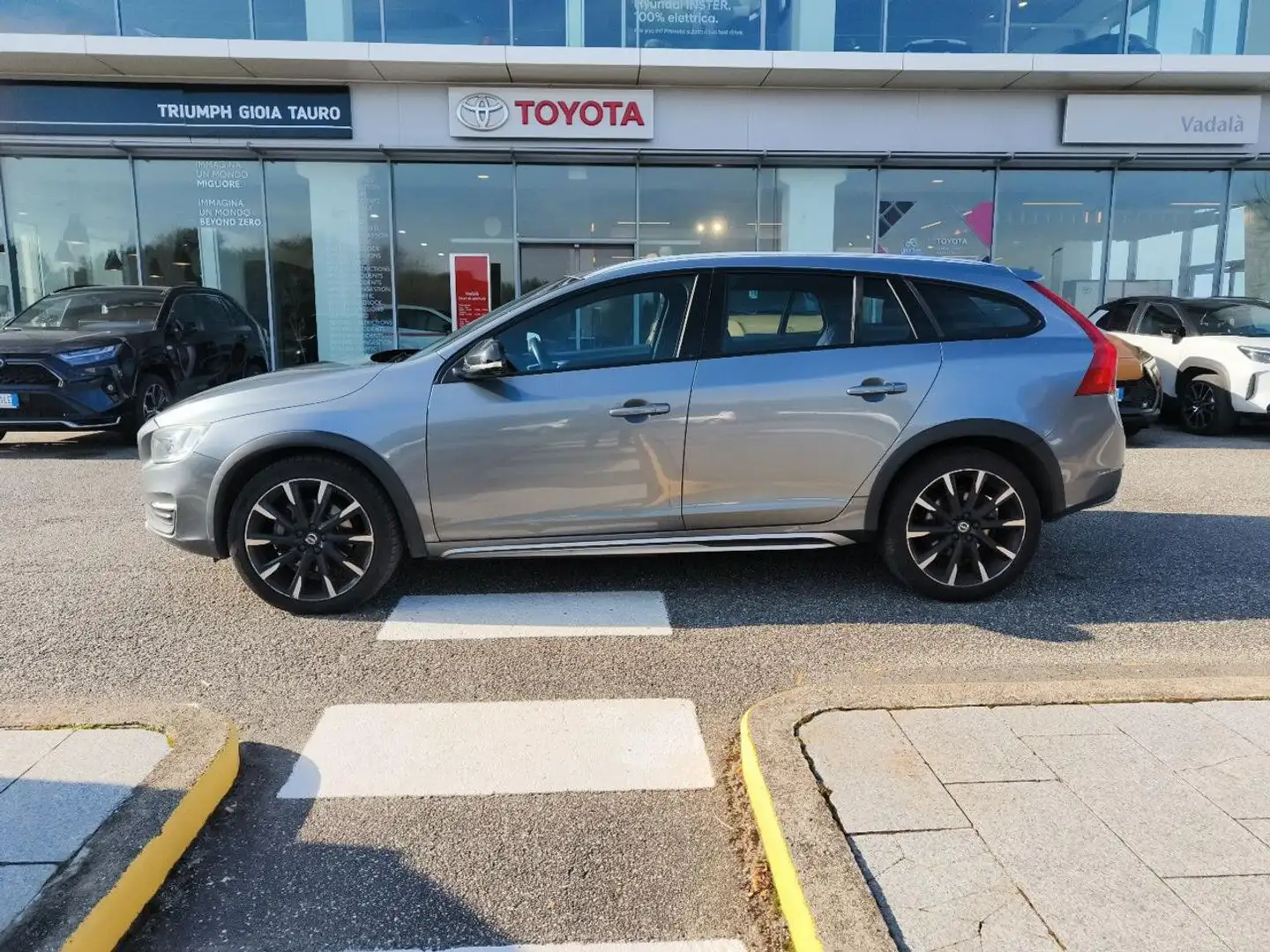 Volvo V60 Cross Country D3 Geartronic Momentum Grigio - 2