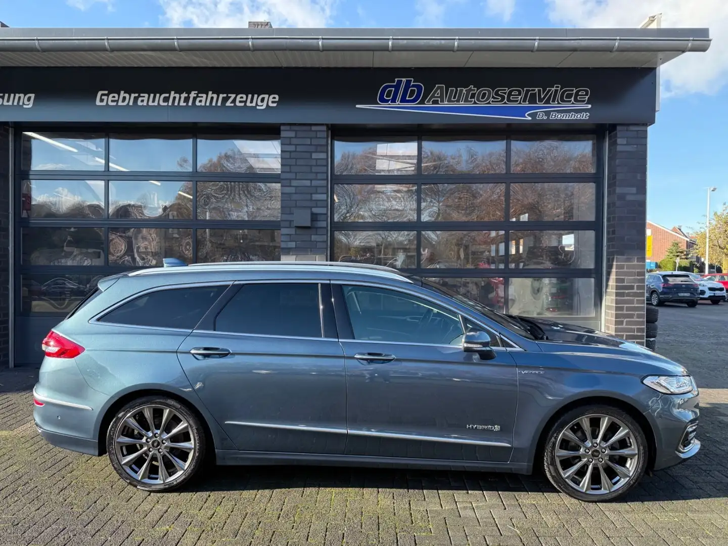 Ford Mondeo Turnier Hybrid Vignale Blau - 1