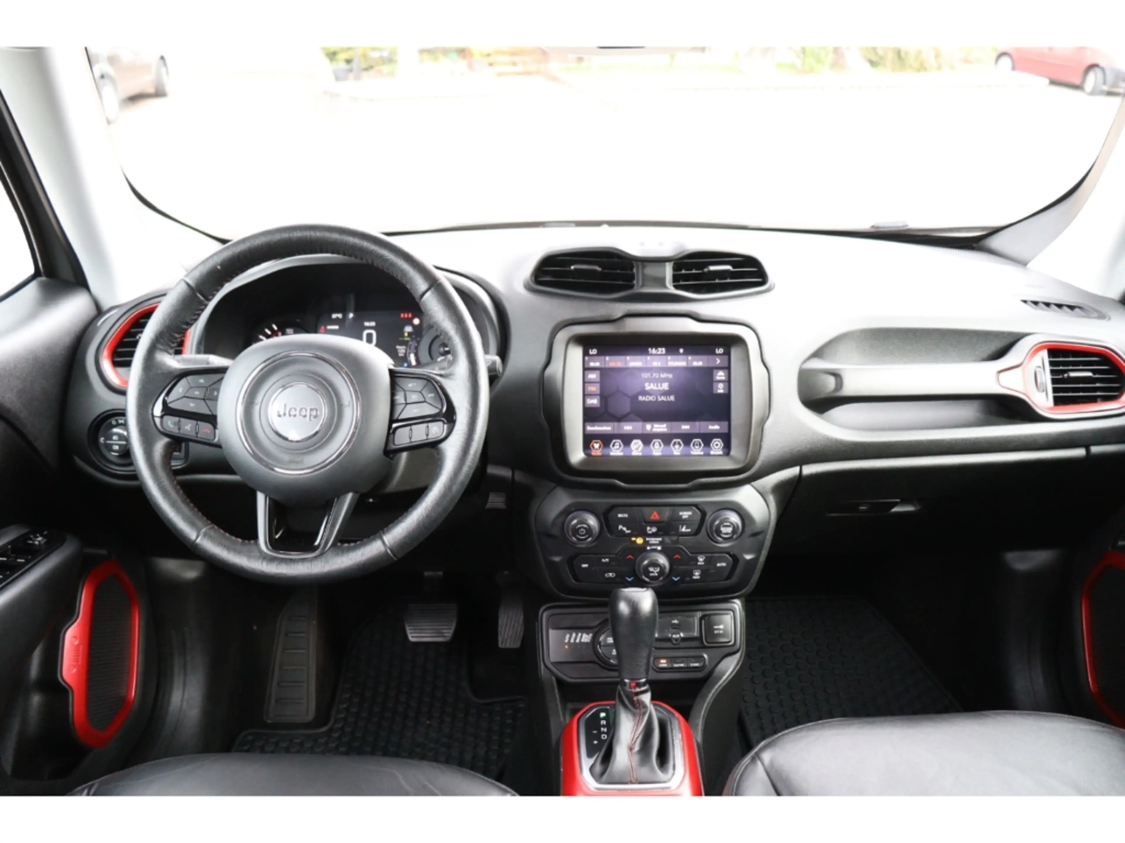 Jeep Renegade TRAILHAWK 1.3 PHEV 4Xe 240PS AT LED AHK NAVI WINTE — photo 15