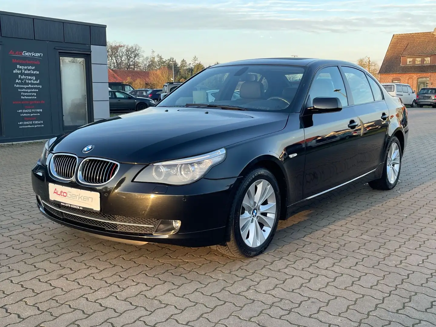 BMW 523 i Edition Lifestyle 2HD AHK Xenon PDC Schwarz - 2