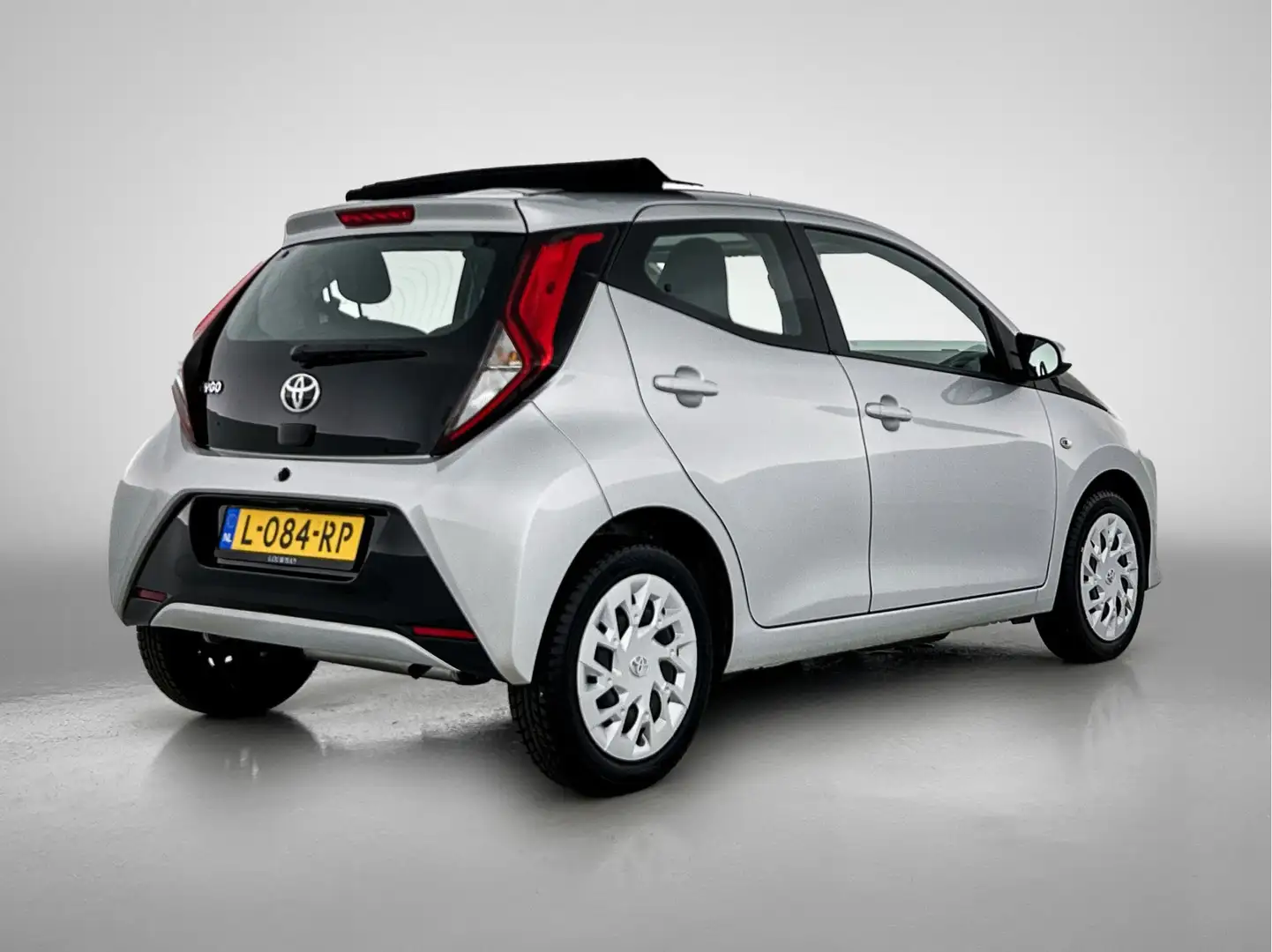 Toyota Aygo 1.0 VVT-i x-play cabrio | Carbiotop | Lage km stan Grijs - 2