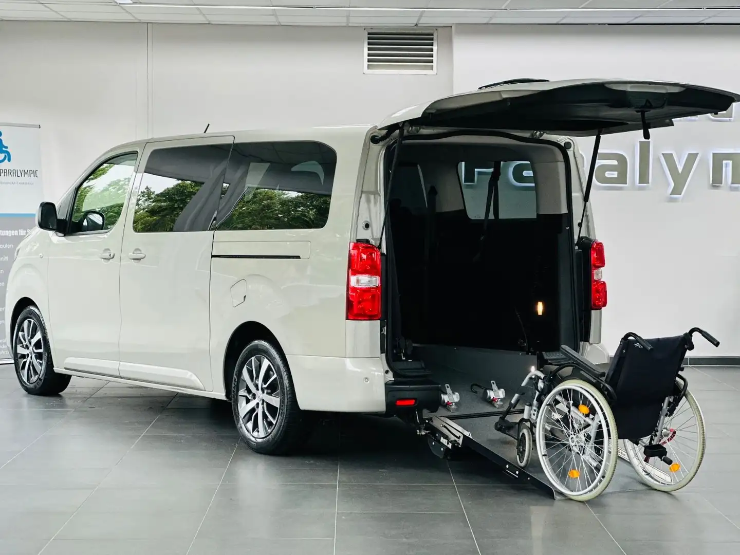 Toyota Proace Verso L2 Rollstuhlgerecht-Rampe + E-Sitz - 1