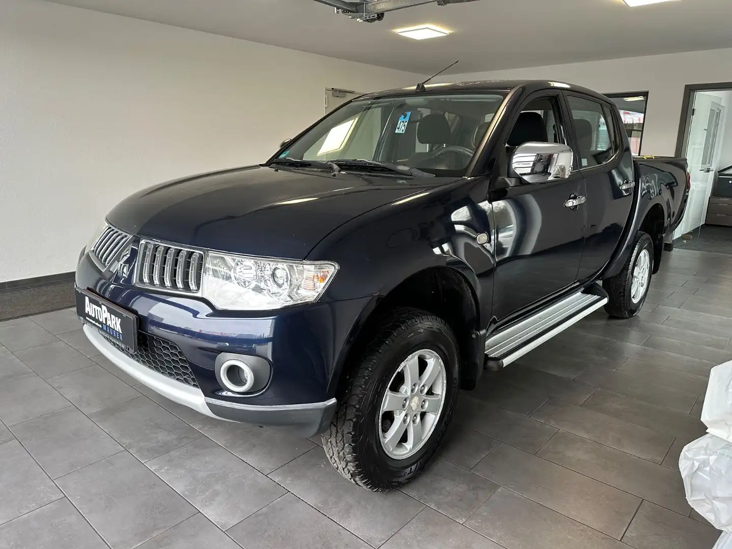 Mitsubishi L200 Invite Doppelkabine 4WD Blau - 1