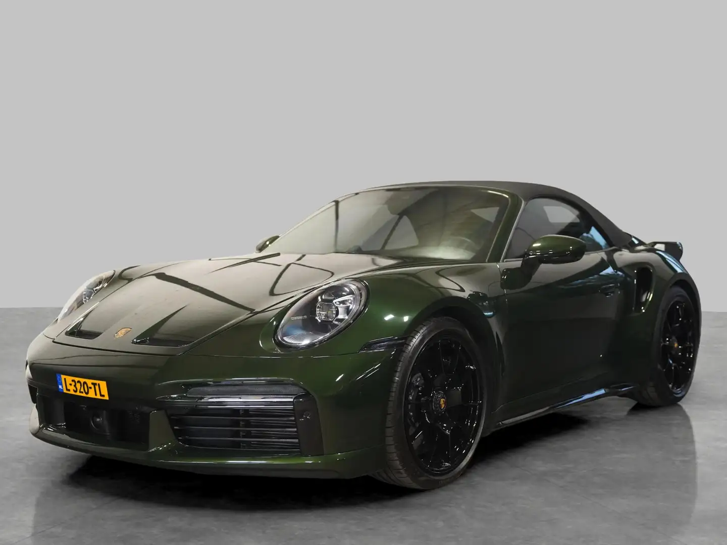 Porsche 992 Cabrio 3.8 Turbo S Groen - 1