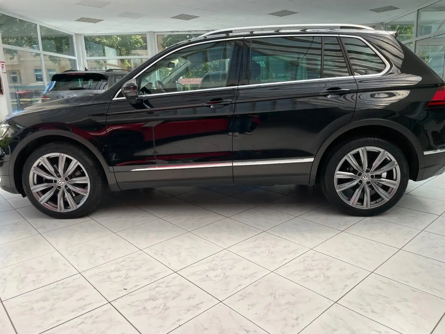 Volkswagen Tiguan Highline BMT/Start-Stopp 4Motion LED Navi Schwarz - 2