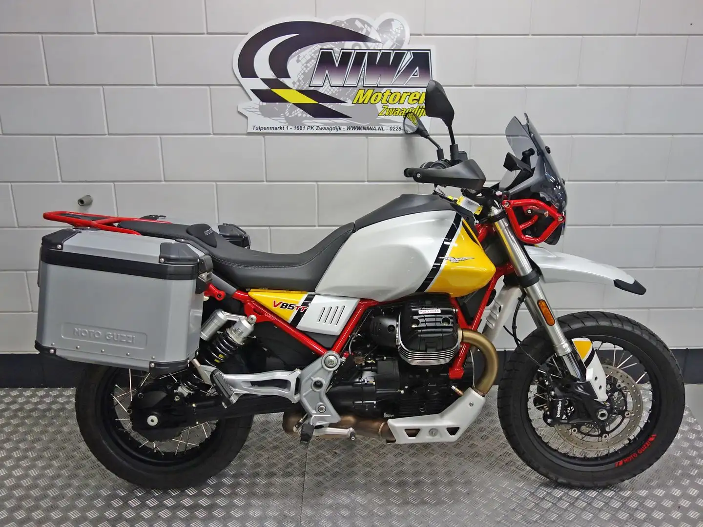 Moto Guzzi V 85 TT Gelb - 1