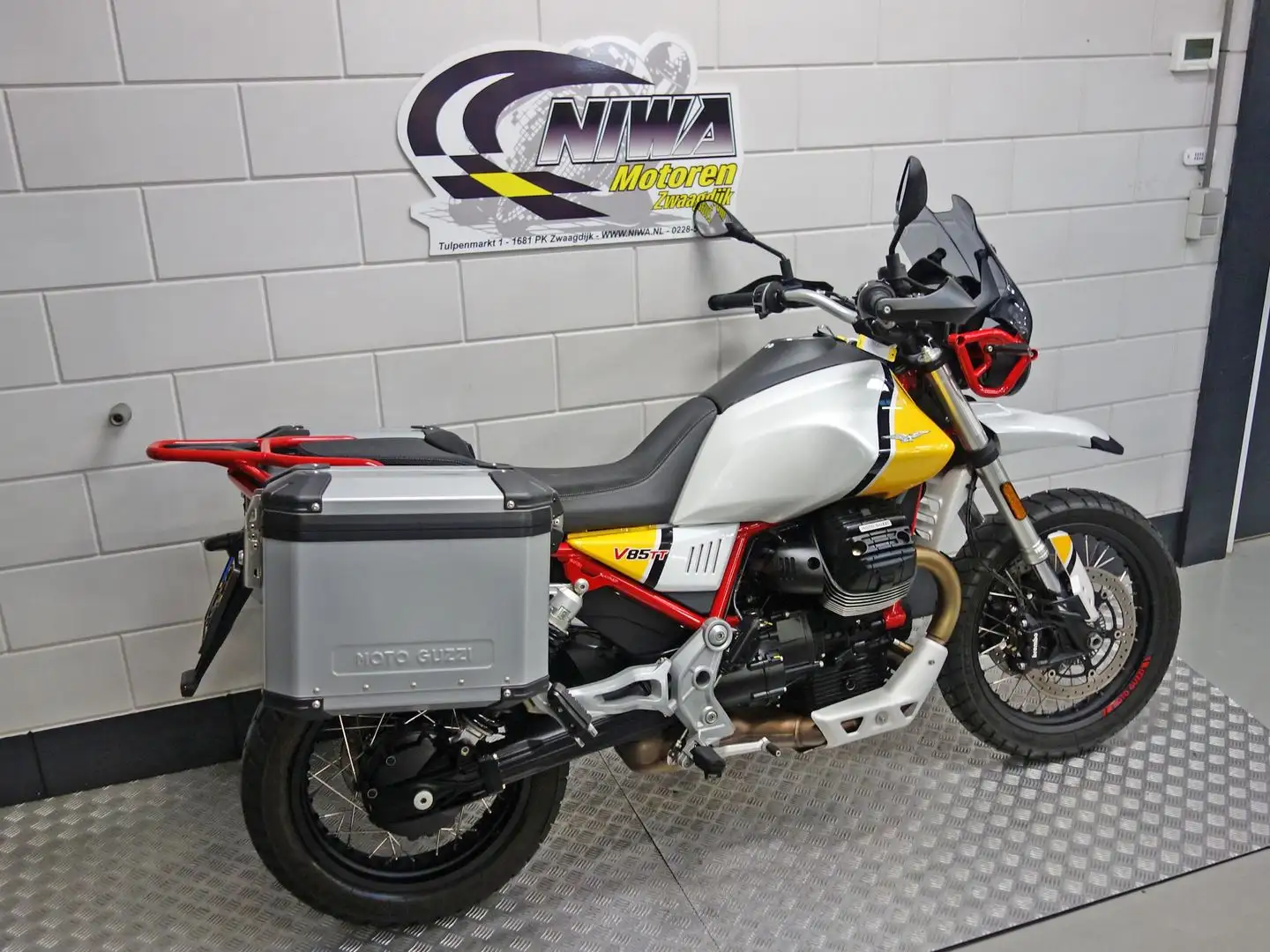 Moto Guzzi V 85 TT Yellow - 2