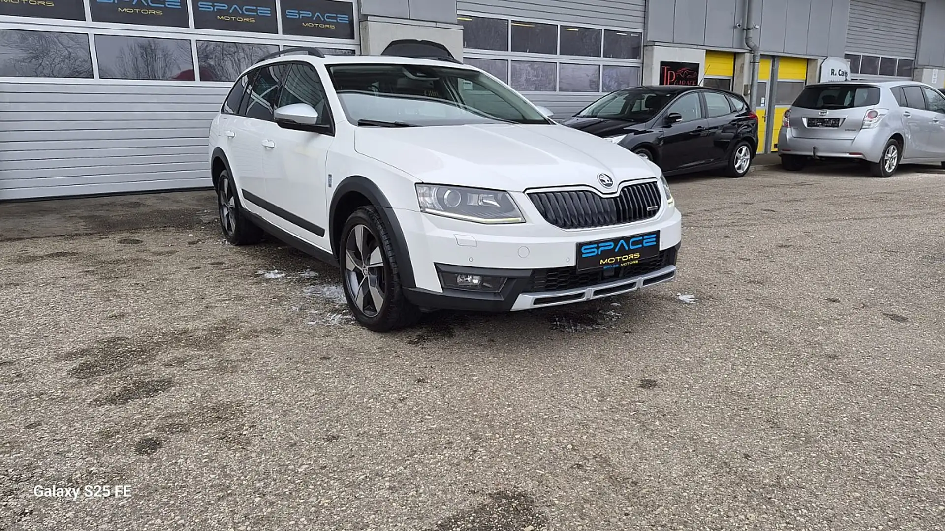 Skoda Octavia Combi 2,0 TDI 4x4 Scout DSG Weiß - 1