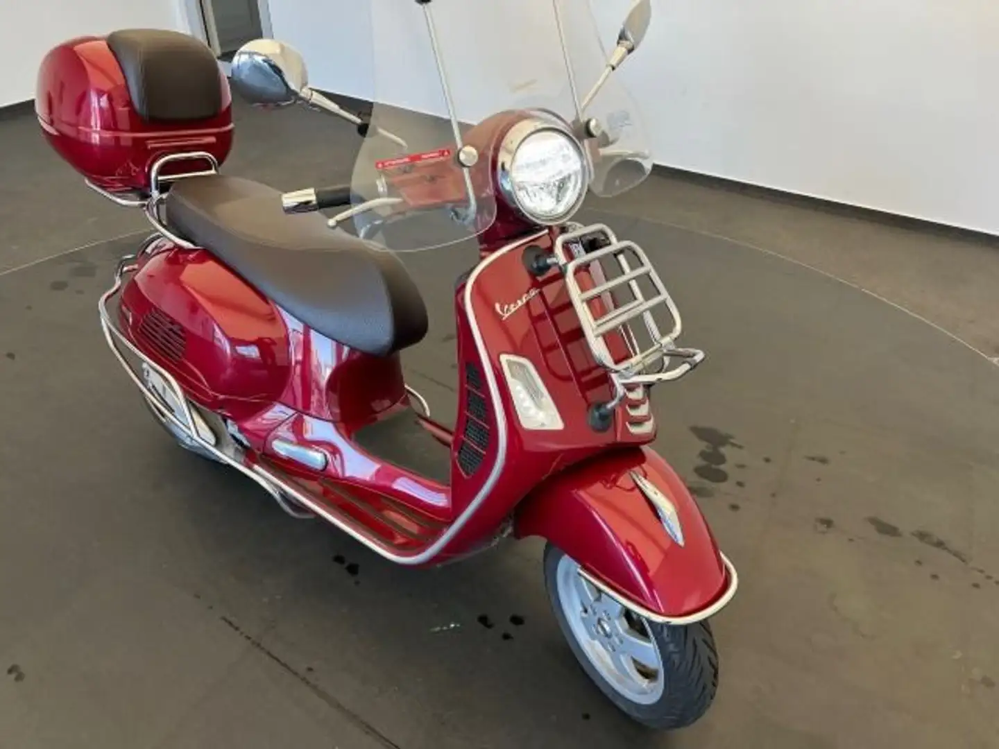 Vespa GTS 300 Rosso - 2