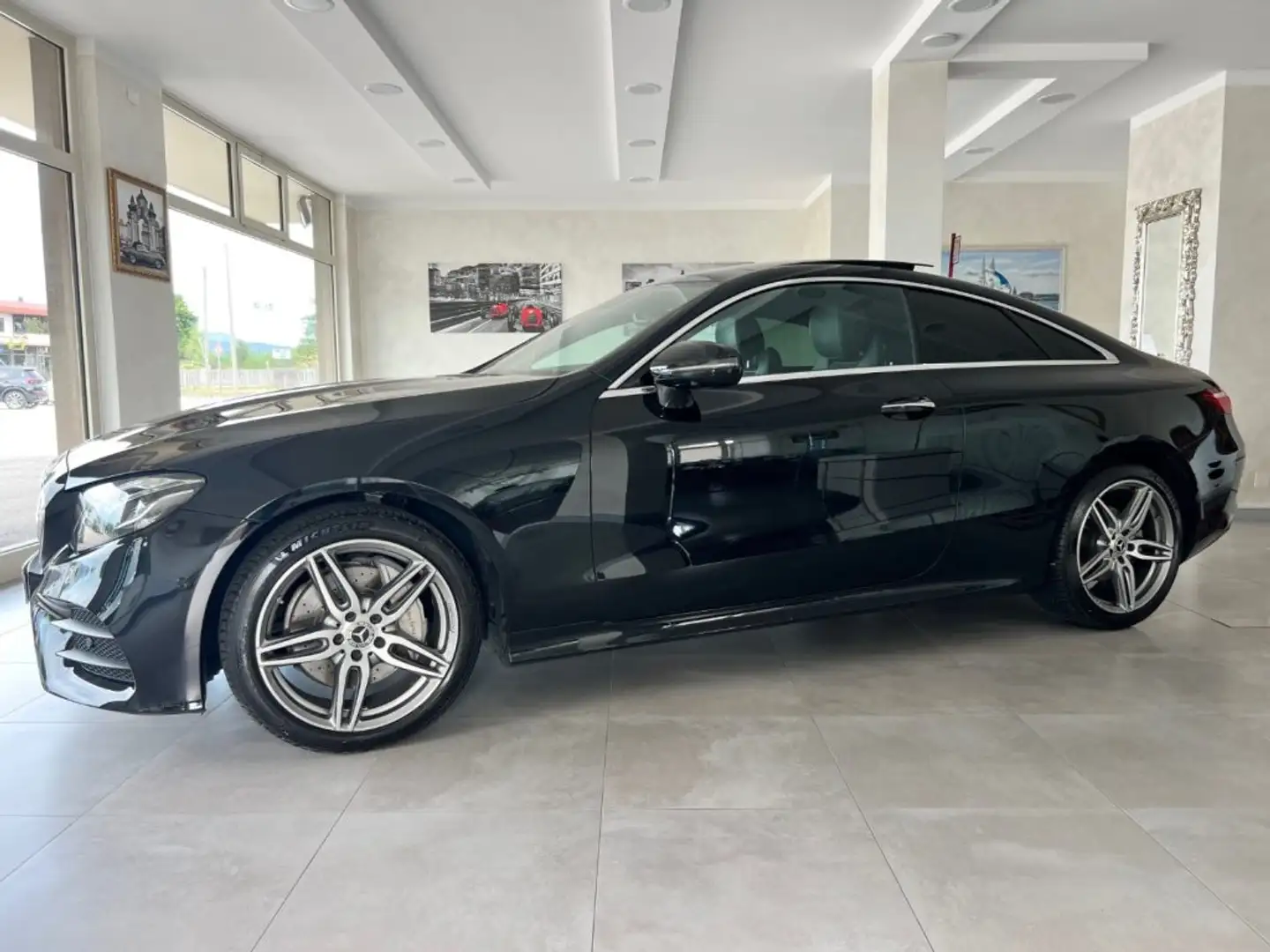 Mercedes-Benz E 220 d 4Matic Premium Plus Zwart - 2