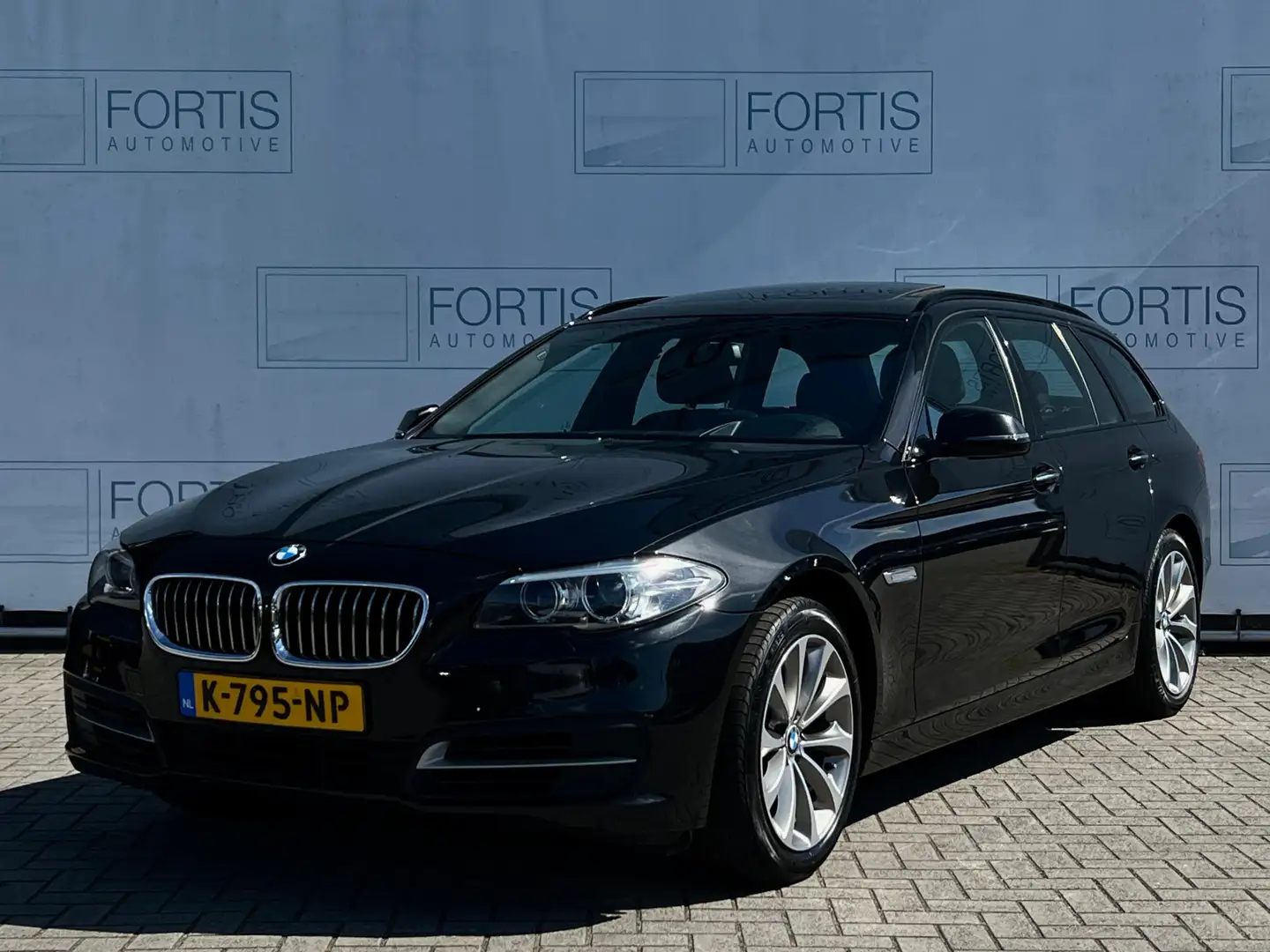 BMW 520 5-serie Touring 520i Executive LEDER | PANO | PDC Zwart - 1
