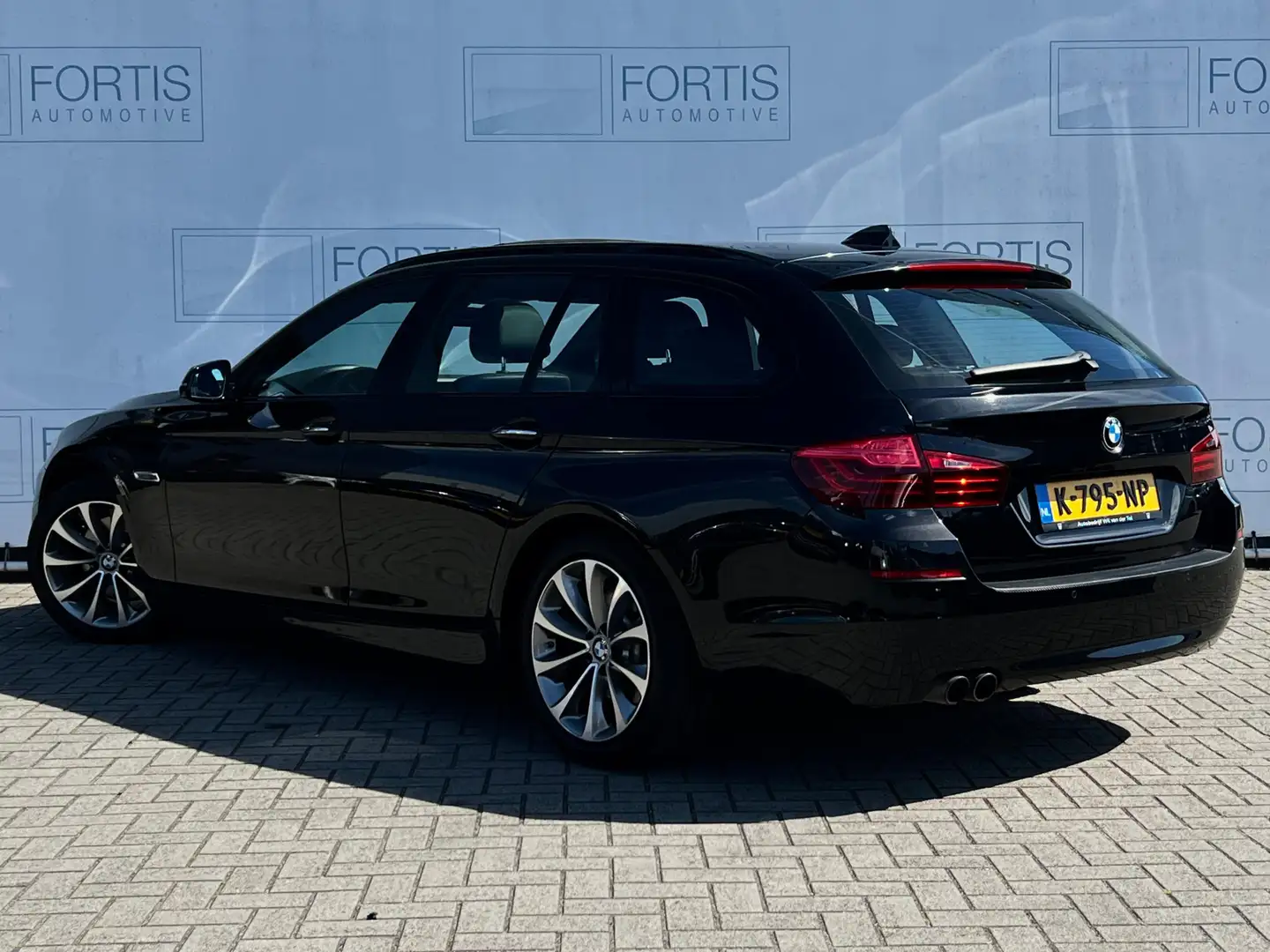 BMW 520 5-serie Touring 520i Executive LEDER | PANO | PDC Zwart - 2
