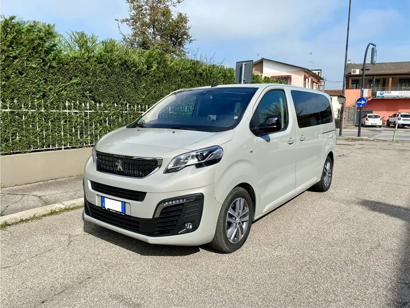 Peugeot Traveller Business VIP  ADATTO ANCHE A PORTATORI DI HANDICAP bež - 1