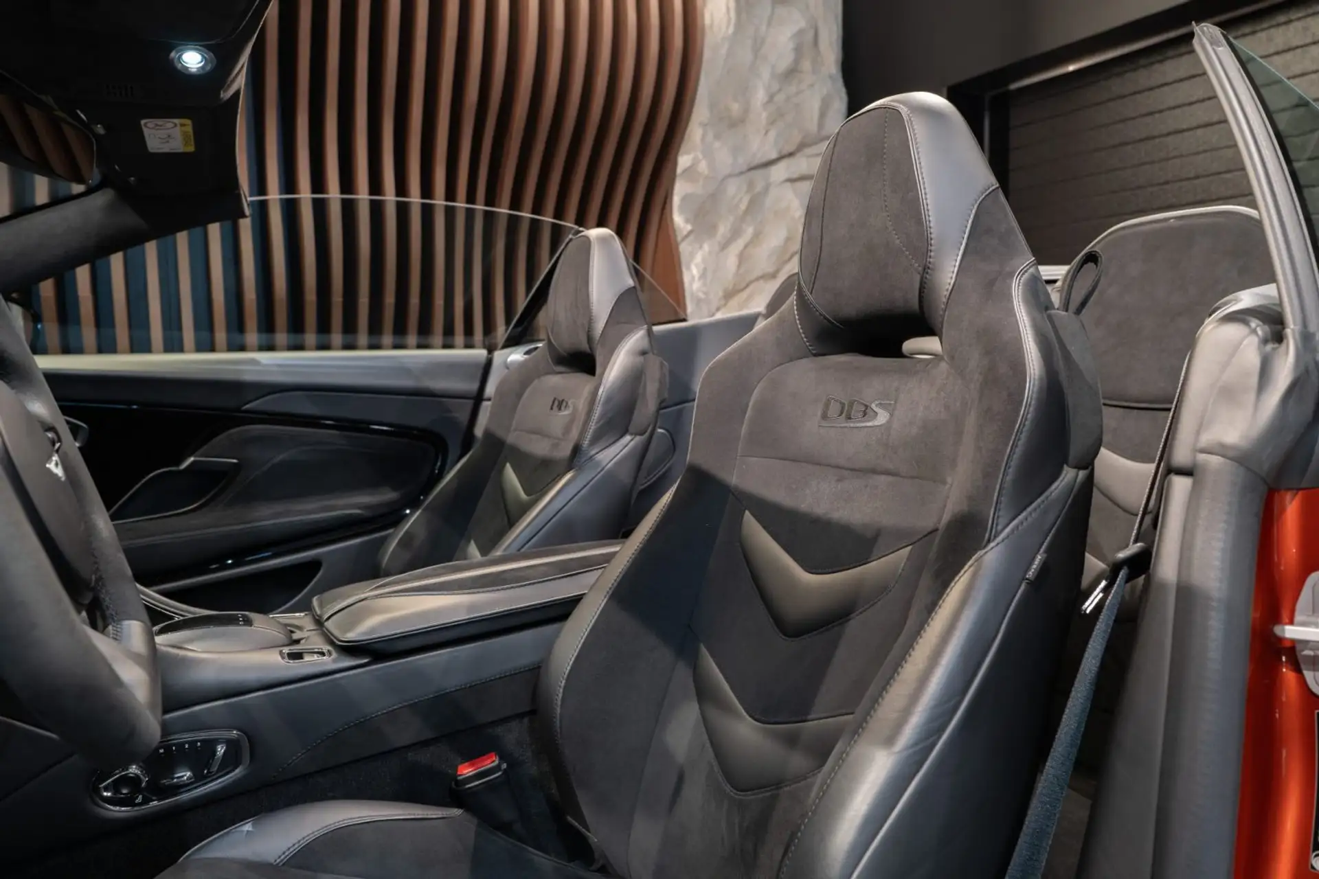 애스턴마틴 DBS Coupe 2020 레드 사진 8