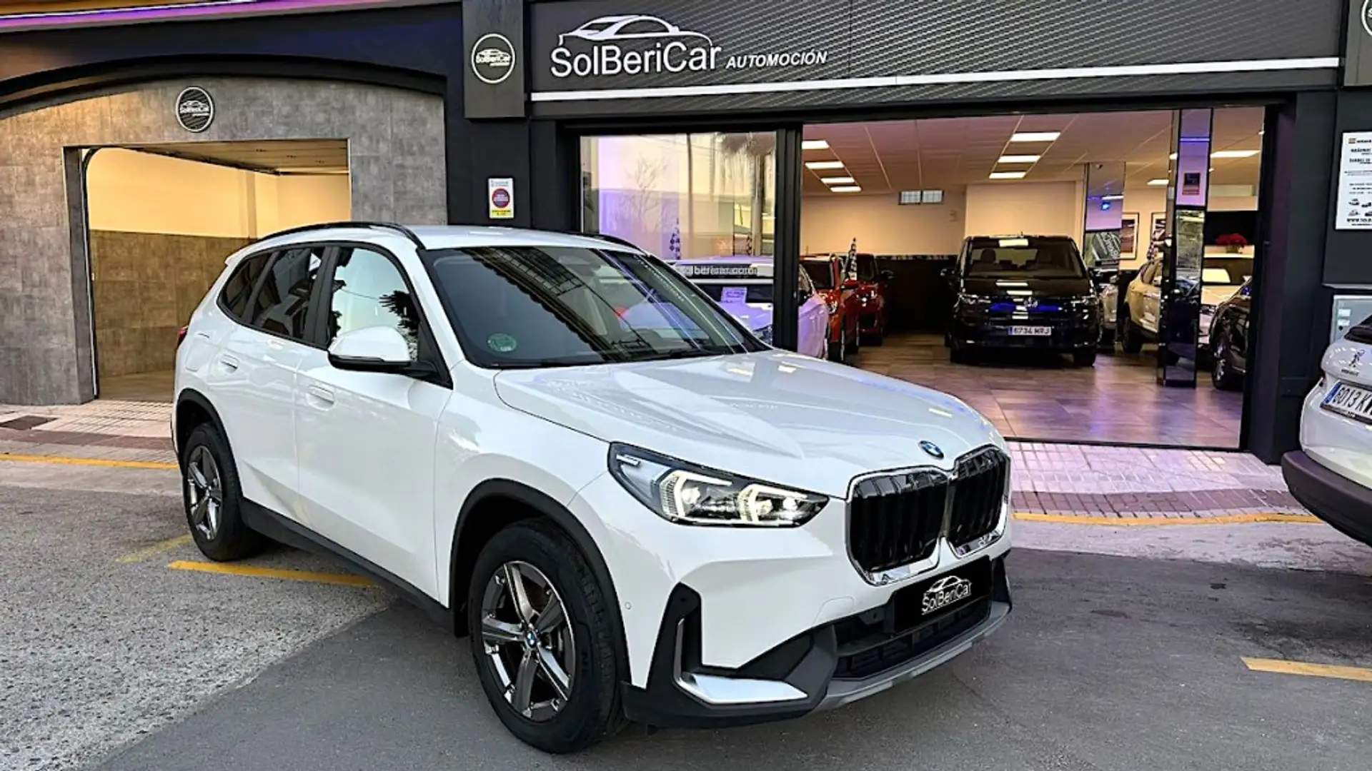 BMW X1 sDrive 18dA M Sport Weiß - 1