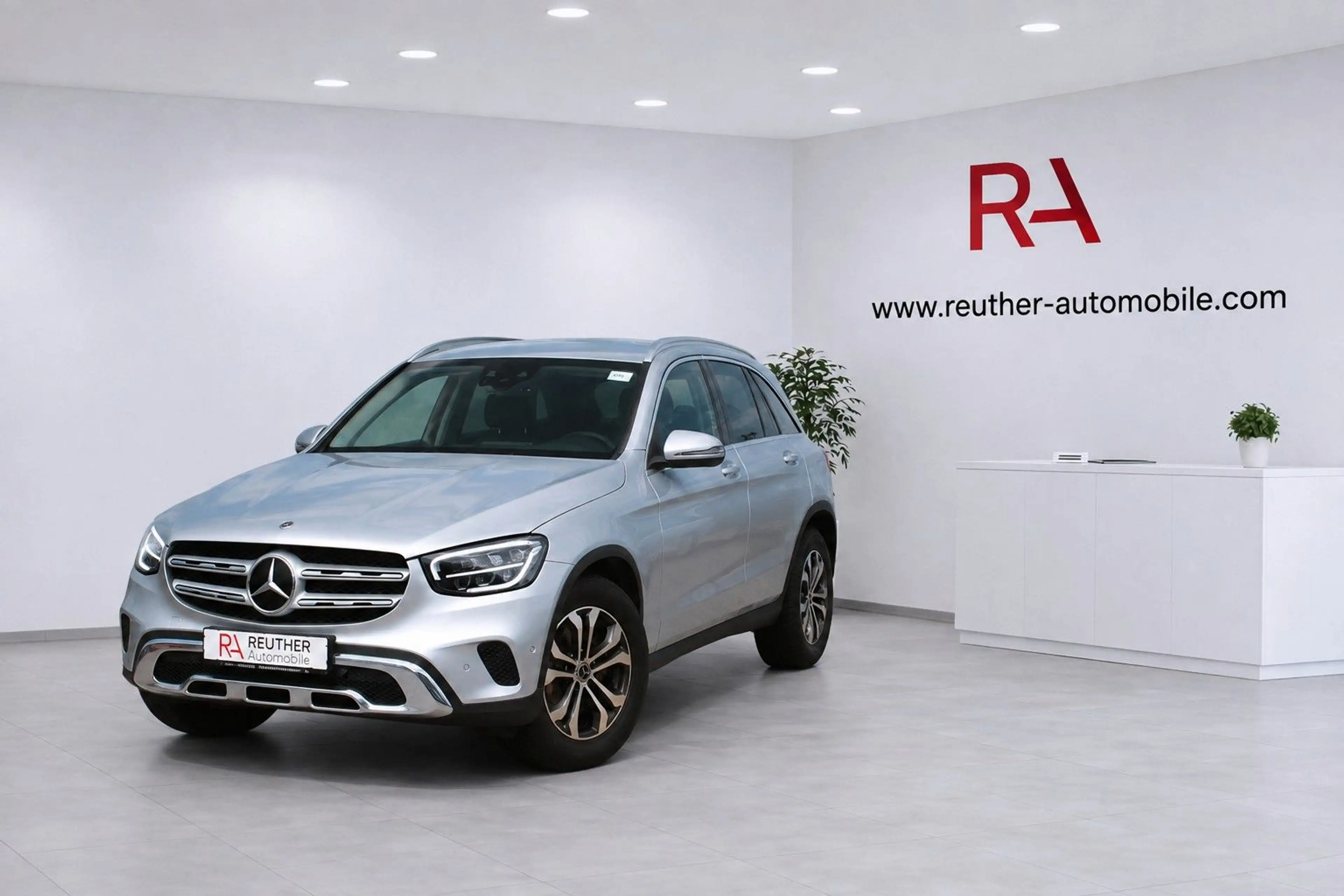 Mercedes-Benz GLC 220 *4Matic* — photo 2