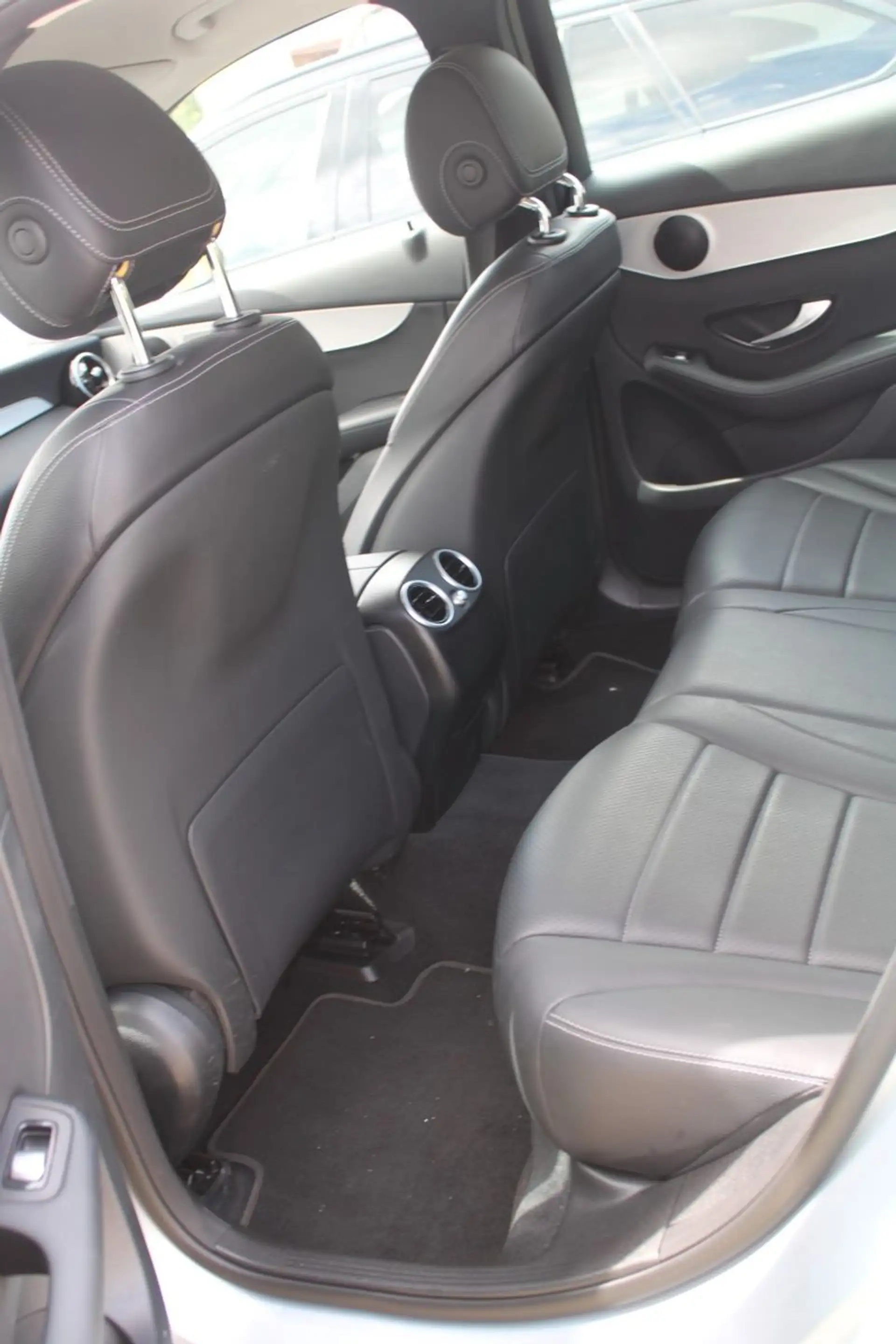 Mercedes-Benz GLC 220 *4Matic* — photo 8
