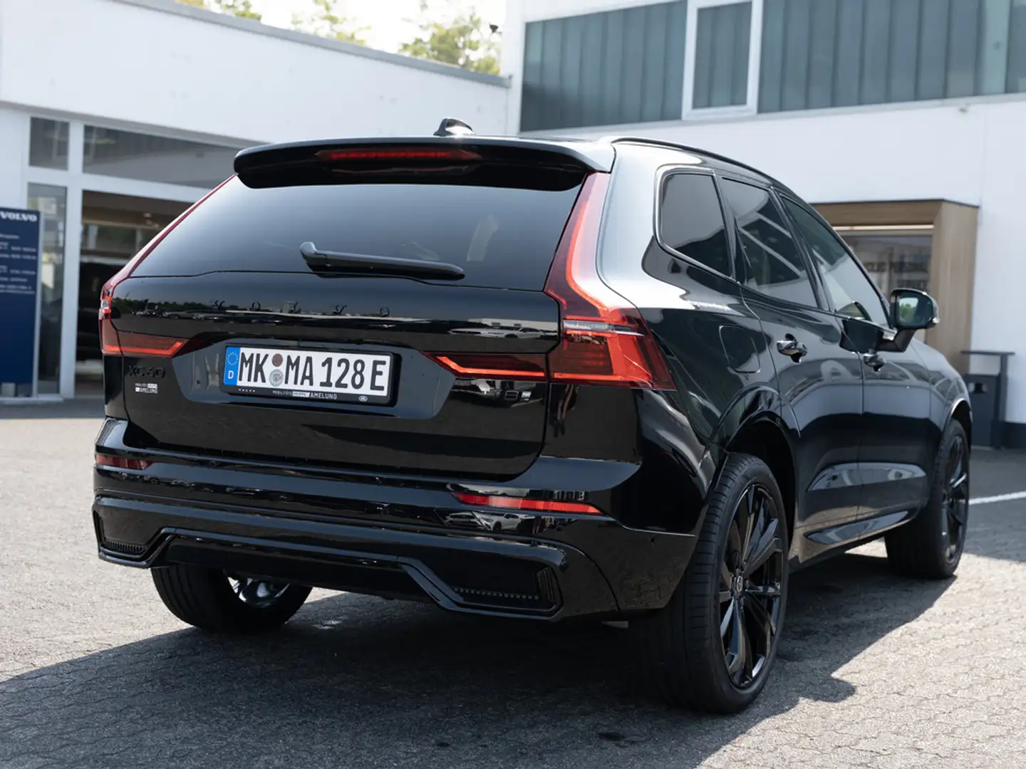 Volvo XC60 T8 AWD Plus Black Edition Plug-In 360° Zwart - 2