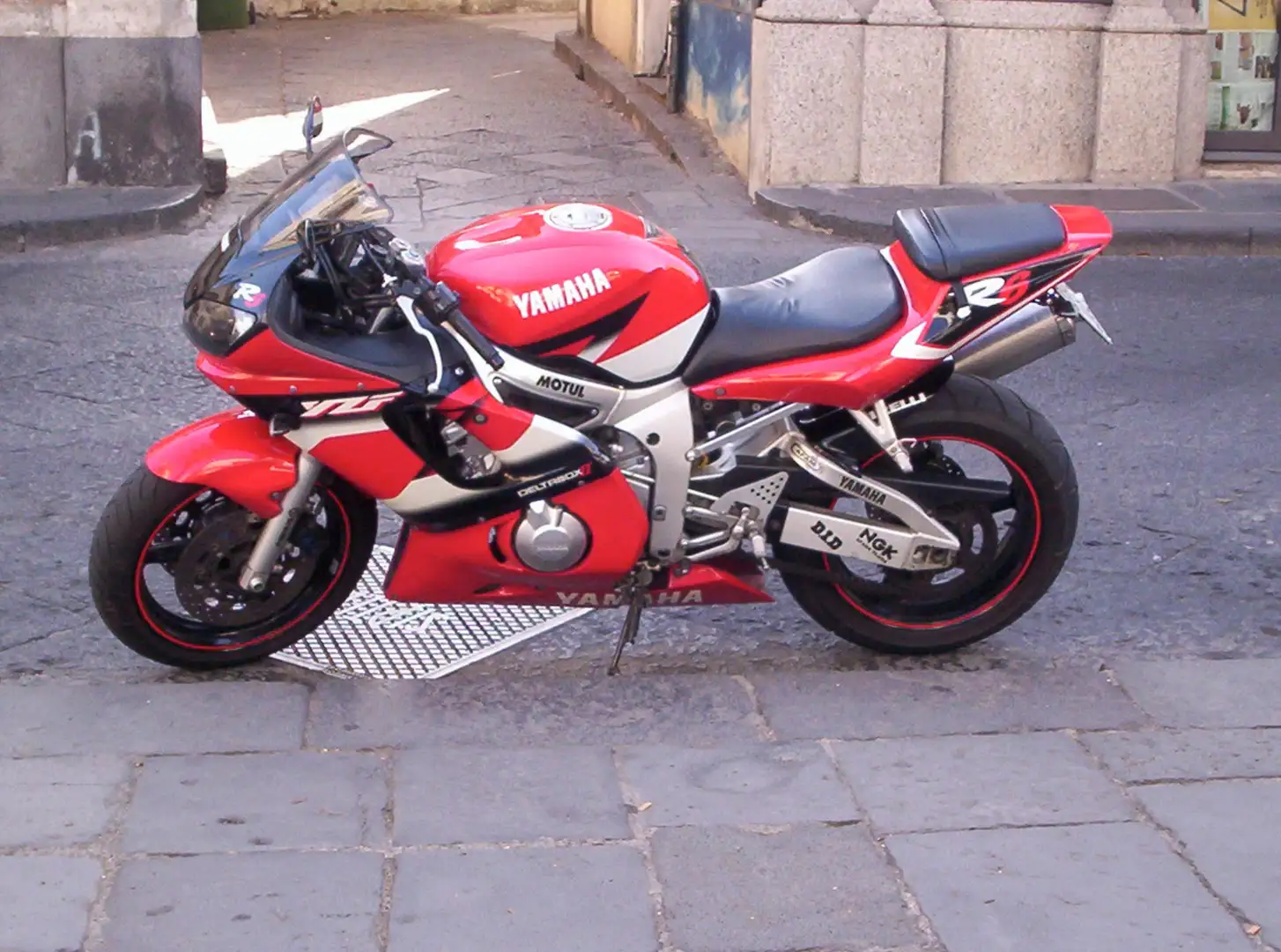 Yamaha YZF-R6 2001 - 2002 Rouge - 1