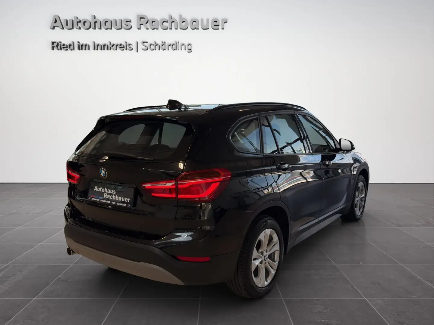 BMW X1 xDrive18d Schwarz - 2