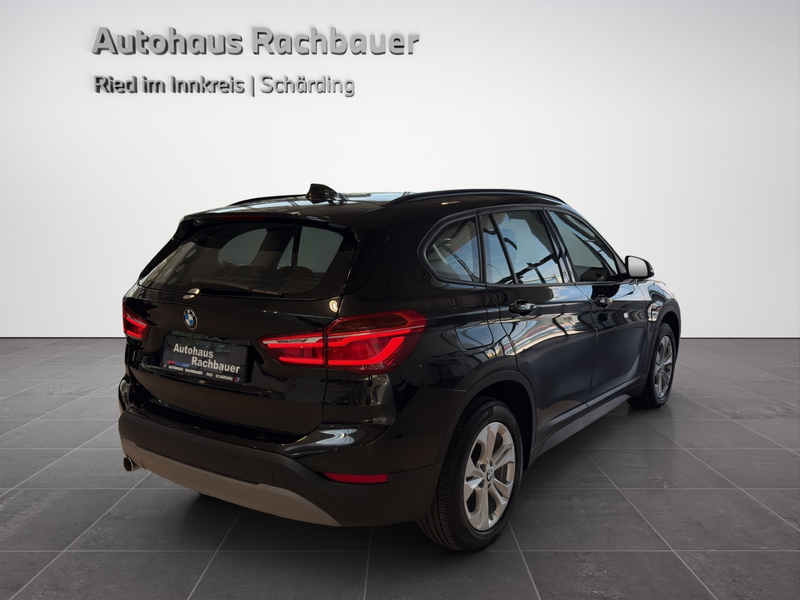 BMW X1 xDrive18d — photo 2