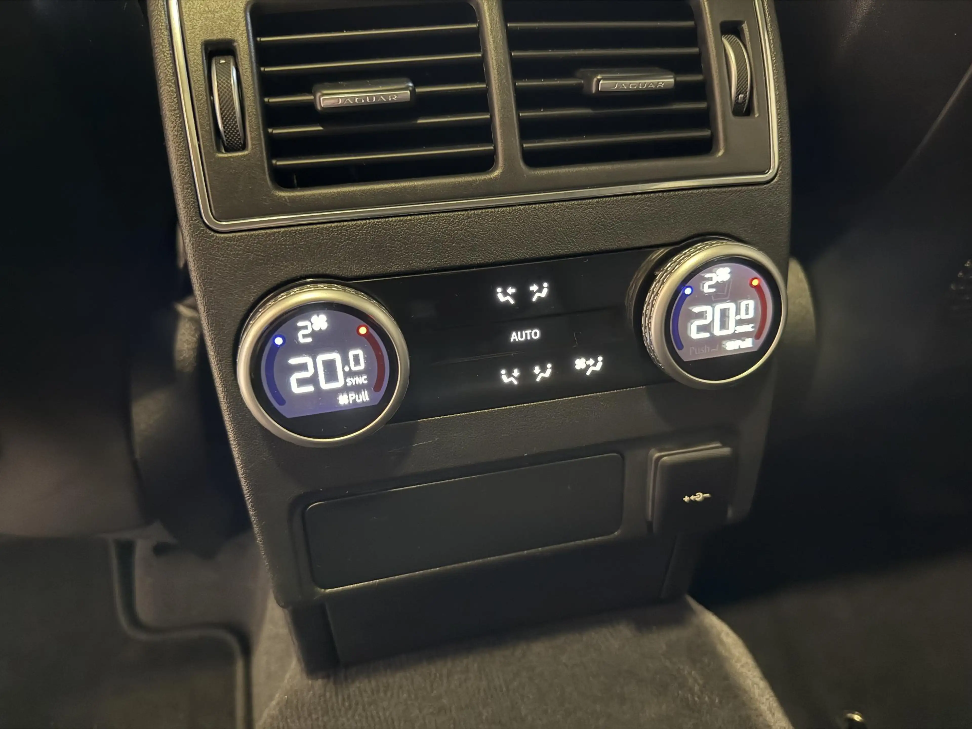 Jaguar F-Pace 2.0 P400e PHEV R-Dynamic S — photo 21