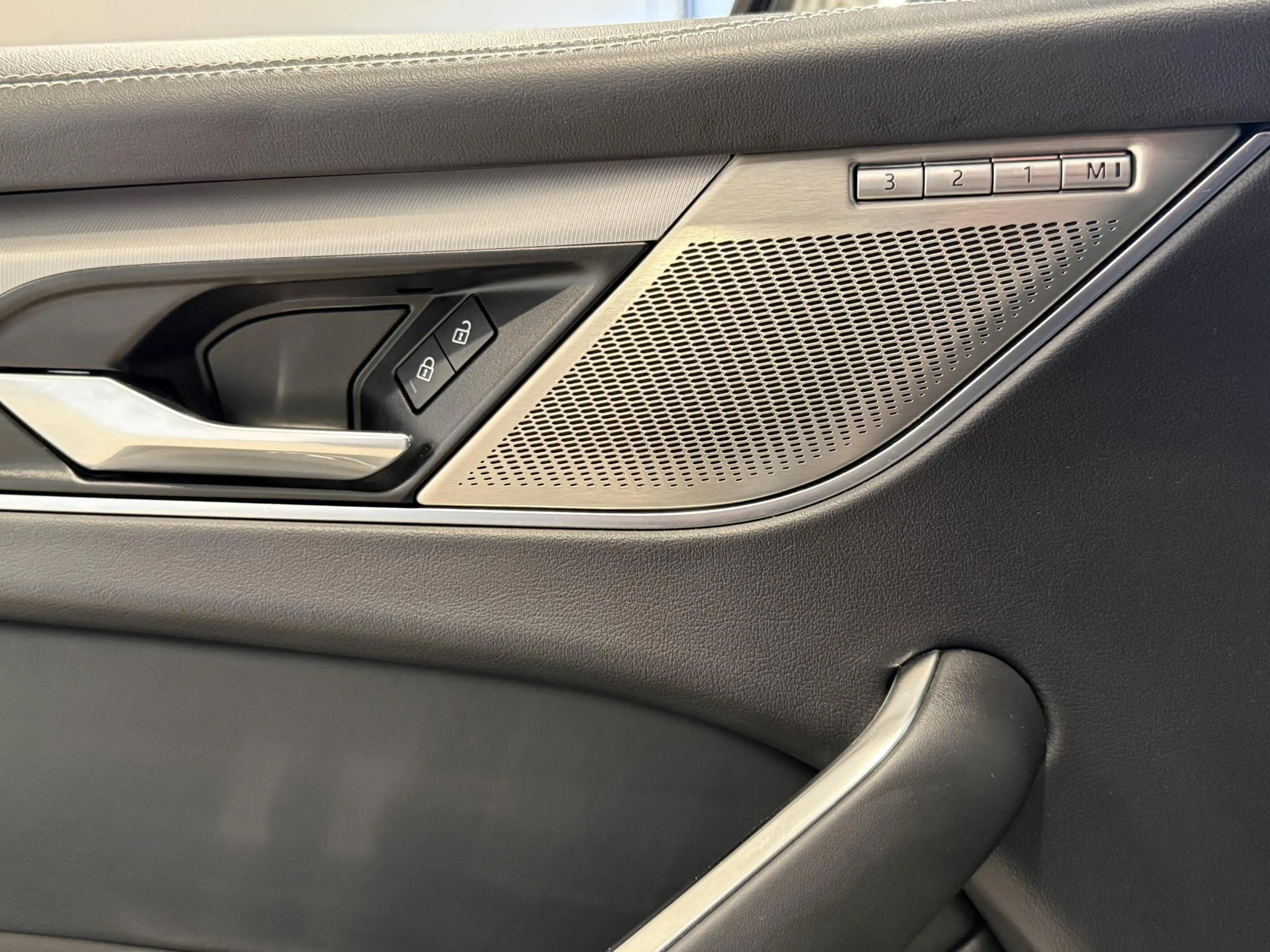 Jaguar F-Pace 2.0 P400e PHEV R-Dynamic S — photo 19