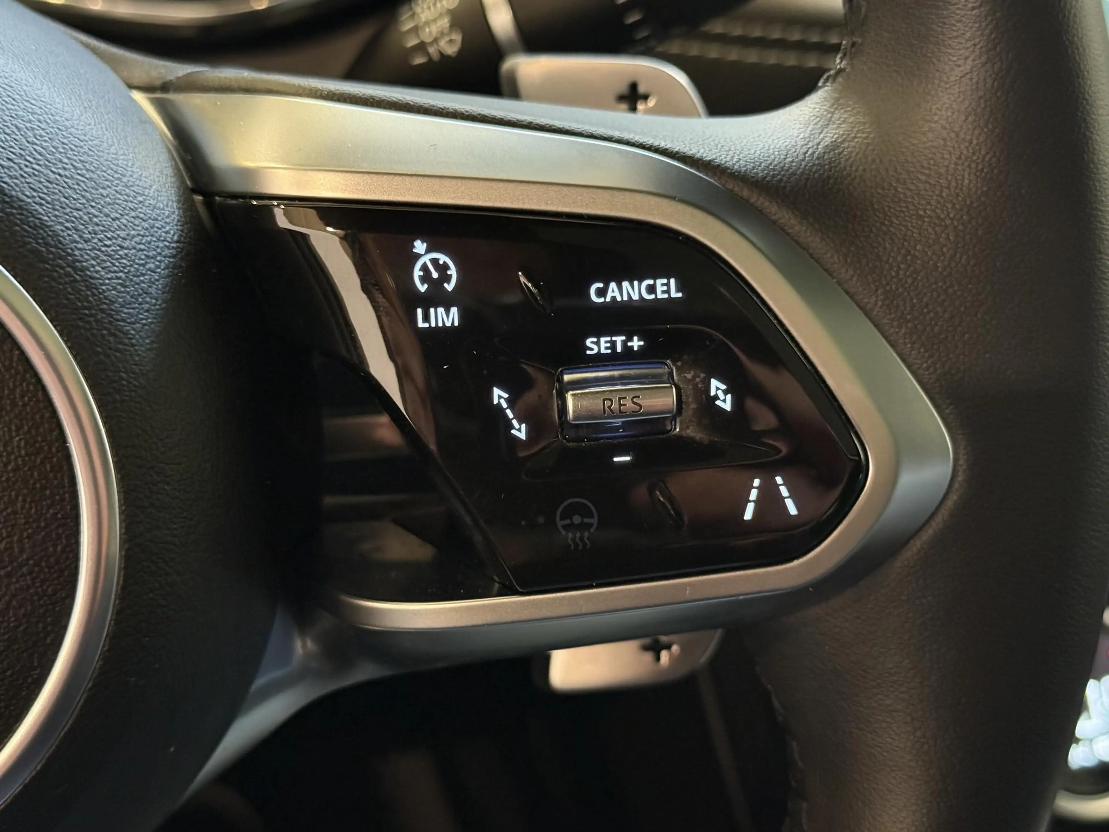 Jaguar F-Pace 2.0 P400e PHEV R-Dynamic S — photo 11