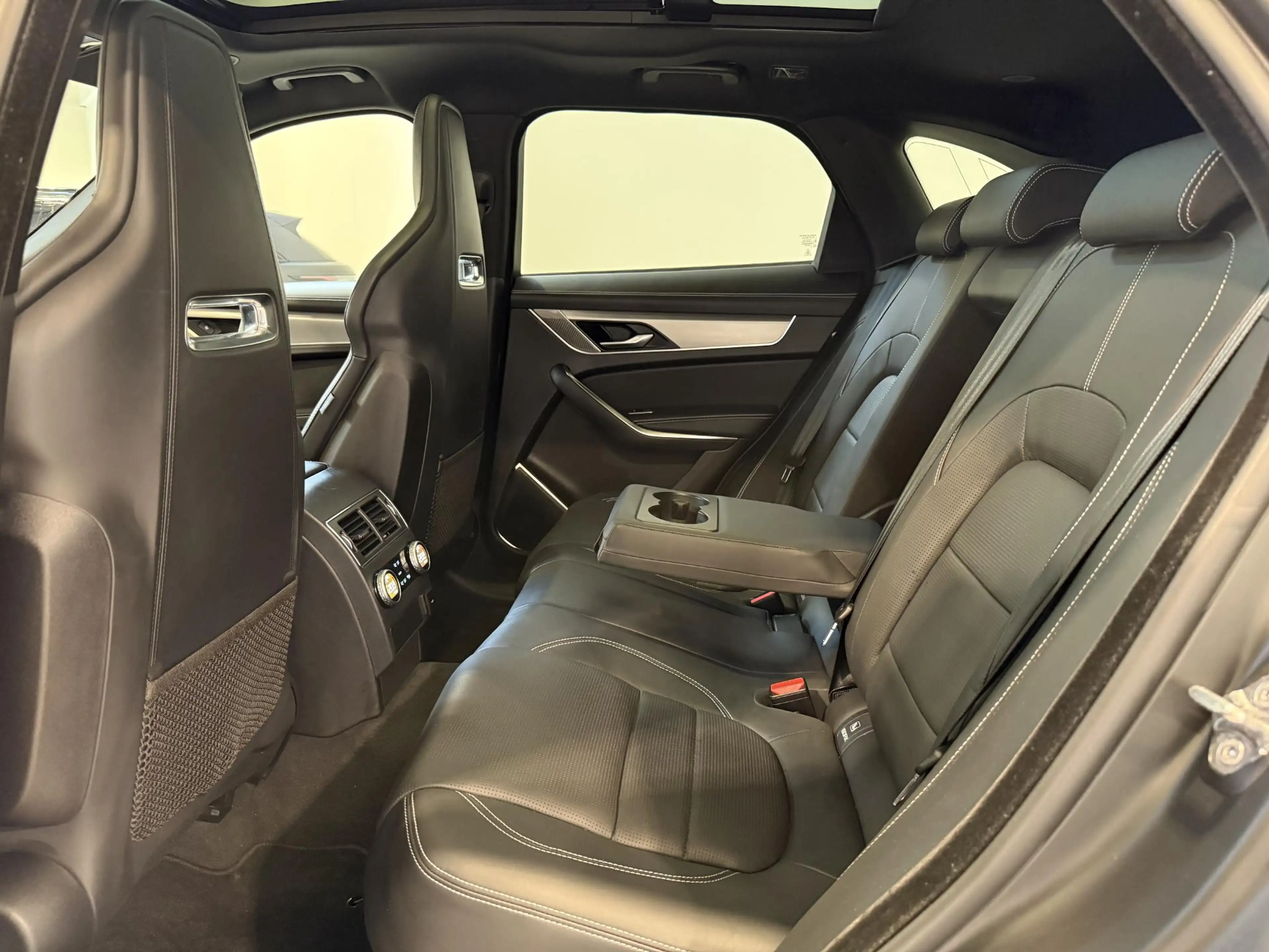 Jaguar F-Pace 2.0 P400e PHEV R-Dynamic S — photo 20
